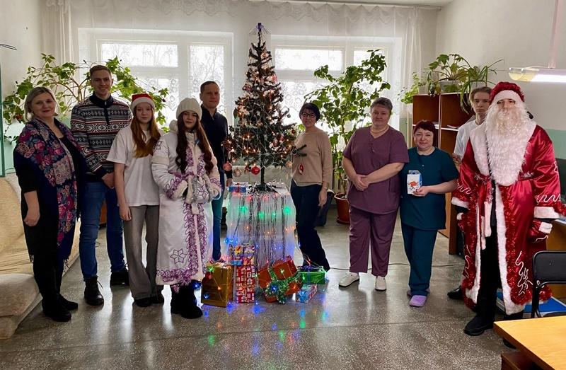 Волонтеры Козульского района поздравили медиков с Новым годом.