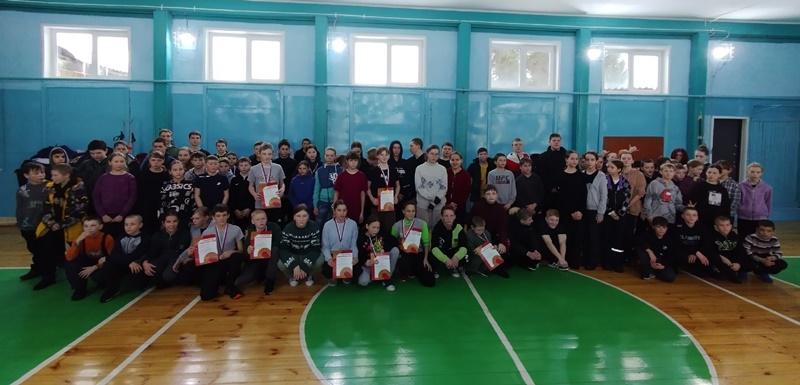 Школьники Козульского района соревновались на лыжных гонках.