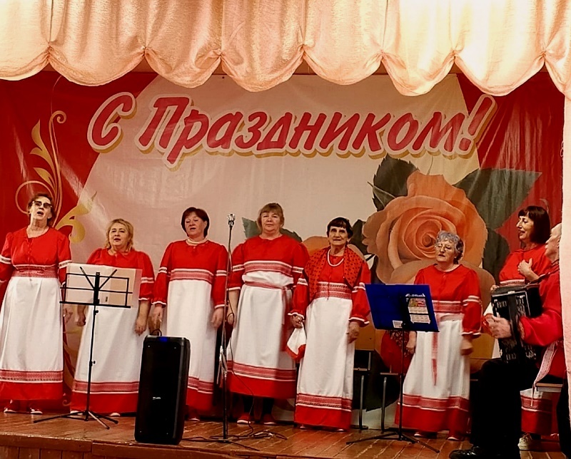 Жительниц деревни Большой Кемчуг поздравили с 8 марта.