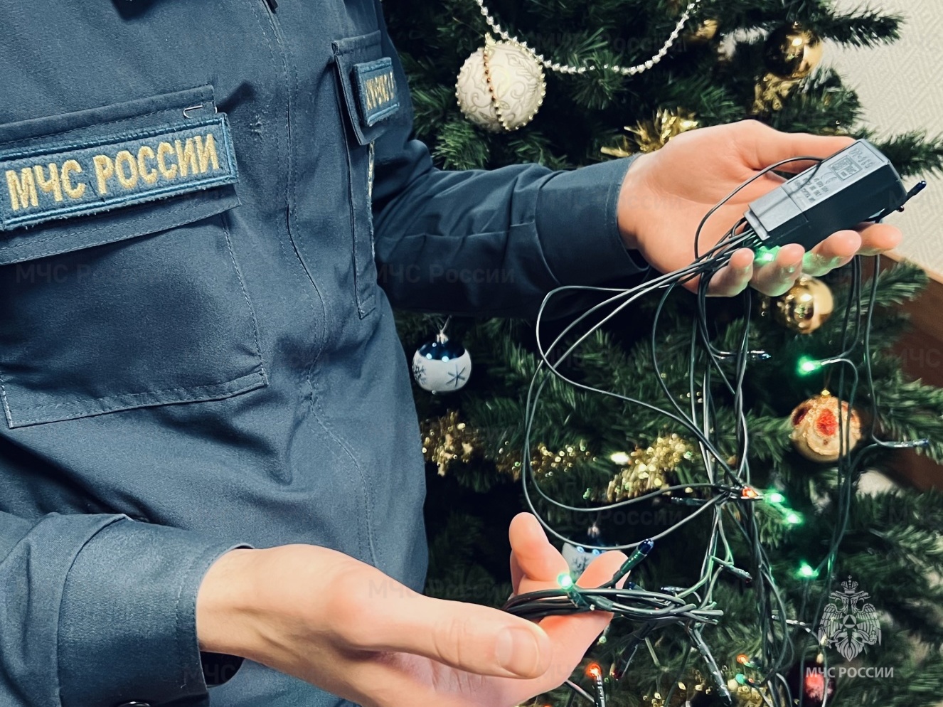У многих граждан в ходу гирлянды низкого качества, с тонкими проводами и изоляцией не рассчитанной на серьезный срок эксплуатации..