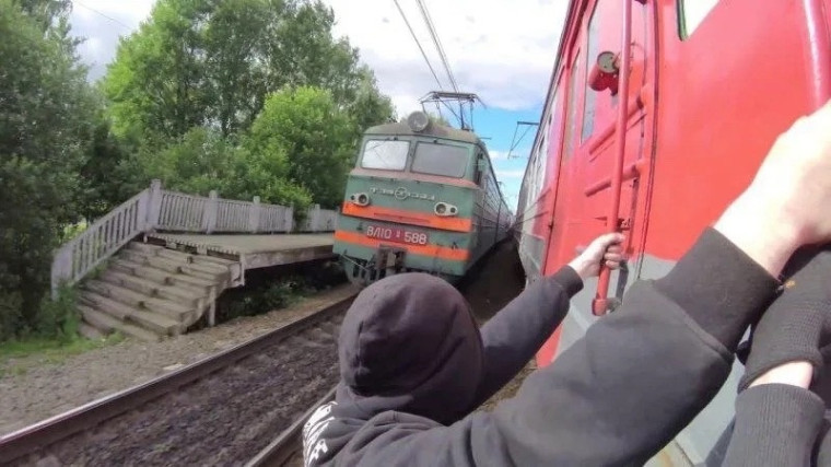Зацепинг — это способ передвижения на поезде, при котором человек цепляется к вагонам снаружи за различные поручни, лестницы, подножки и другие элементы.. Зацепинг — это способ передвижения на поезде, при котором человек цепляется к вагонам снаружи за различные поручни, лестницы, подножки и другие элементы..