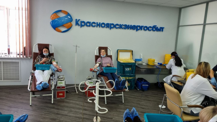 Работники Красноярскэнергосбыта помогают спасать жизни: за 2023 год энергетики сдали более 150 литров крови. Работники Красноярскэнергосбыта помогают спасать жизни: за 2023 год энергетики сдали более 150 литров крови.